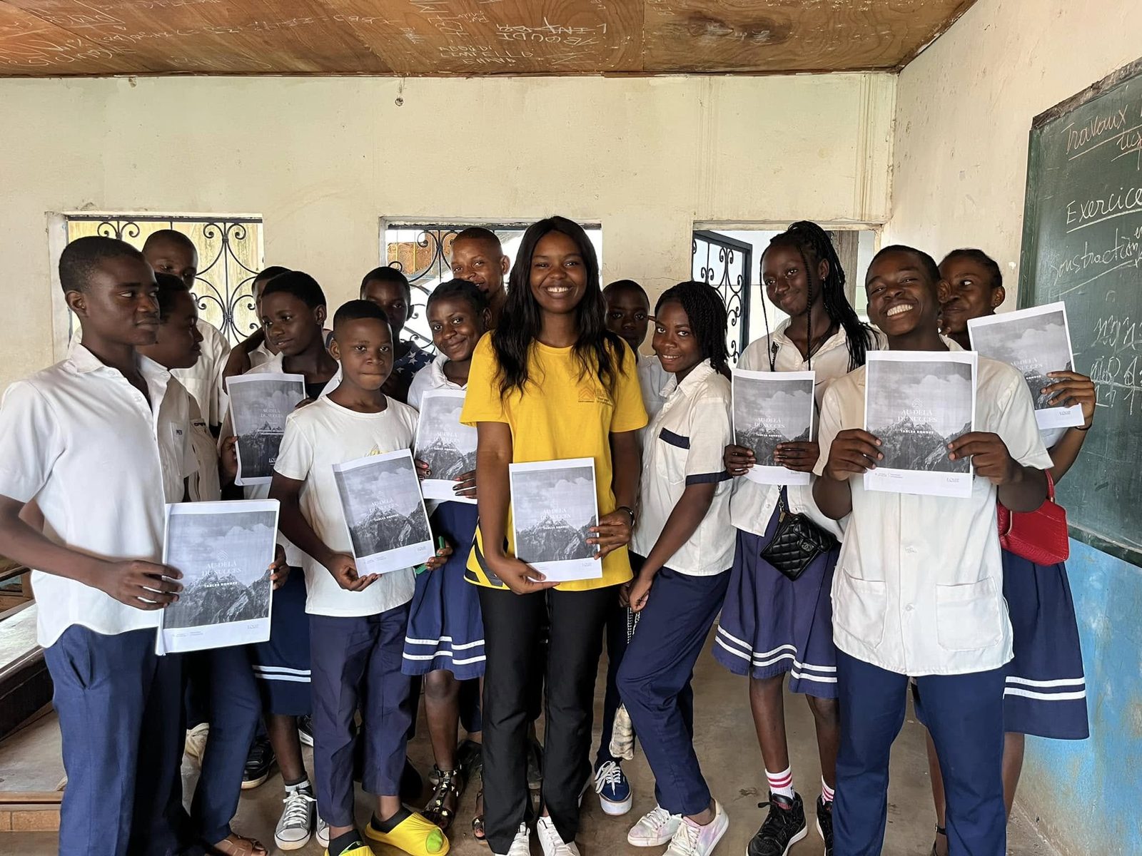 French-language cohort holding Au-delà du Succès manuals